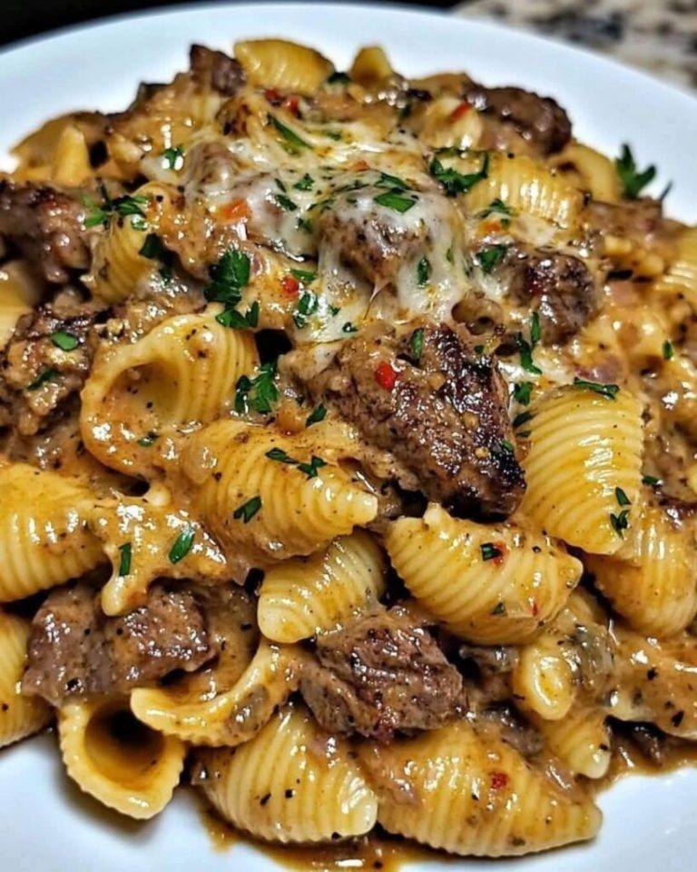 Ein 30 Minuten Abendessen: Zartes, angebratenes Steak in Knoblauch-Kräuterbutter mit Muschelnudeln in einer cremigen Parmesansauce