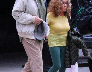 Der legendäre Schauspieler genießt einen Spaziergang mit seiner Frau!