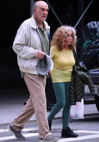 Der legendäre Schauspieler genießt einen Spaziergang mit seiner Frau!