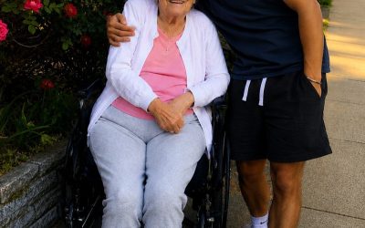 Ich kümmerte mich um meine 85-jährige Nachbarin, um ihr Erbe zu erhalten, doch sie hinterließ mir nichts. Am nächsten Morgen klopfte ihr Anwalt an und sagte: „Tatsächlich hat sie Ihnen EINES hinterlassen.“ Ich verbrachte meine ganze Kindheit im Heim. Meine Mutter verließ mich direkt nach meiner Geburt, und mein Vater saß im Gefängnis. Ich hatte niemanden. Als mich das Heim schließlich ausspuckte, nahm ich miese Jobs in einer Kleinstadt an. Damals bemerkte mich meine 85-jährige Nachbarin, Frau Rhode, zum ersten Mal. „Mein Junge, wenn du anständig Geld verdienen willst, komm und hilf mir“, sagte sie. „Wir einigen uns auf einen Preis.“ Bei einer Tasse Tee erzählte sie mir, dass sie im Sterben lag. Keine Familie, keine Freunde. Wenn ich mich gut um sie kümmerte, sagte sie, würde ich alles bekommen, was sie besaß. „Abgemacht“, sagte ich. Ich fing an, für sie einzukaufen, Glühbirnen zu wechseln und ihre Tabletten in diese Plastikdose für Montag bis Sonntag zu sortieren. Dann strickte sie mir ein Paar hässliche grüne Socken und drückte sie mir in die Hand. „Für dich“, sagte sie. „Damit deine Füße nicht frieren.“ Ich tat so, als ob es mich nicht kümmerte. Aber fast jeden Abend unterhielten wir uns. Sie erzählte mir von ihrem Leben, und ich erzählte ihr von meinem. Zum ersten Mal seit zwanzig Jahren hatte ich das Gefühl, dass es jemanden wirklich interessierte, ob ich nach Hause kam oder nicht. Eines Morgens fand ich Mrs. Rhode in ihrem Lieblingssessel, der Fernseher lief noch leise vor sich hin und zeigte irgendeine alte Spielshow. Sie war im Schlaf gestorben. Bei der Testamentseröffnung erfuhr ich, dass ihr Haus an eine Wohltätigkeitsorganisation gegangen war. Ihre Ersparnisse gingen an ihre Kirche. Ihr Schmuck ging an eine Nichte, die sie seit sechs Jahren nicht mehr besucht hatte. Ich bekam nichts. Nicht einmal eine Nachricht. Ich habe den ganzen nächsten Tag verschlafen. Dann klopfte es. Ein Anwalt stand auf meiner Veranda und hielt eine verbeulte Brotdose aus Metall in der Hand. „Mrs. Rhode hat Anweisungen hinterlassen“, sagte er. „Genauer gesagt, hat sie Ihnen nur EINE Sache hinterlassen.“ Darin befanden sich ein Schlüssel und ein Umschlag mit meinem Namen in ihrer zittrigen Handschrift. Die erste Zeile lautete: „James, du bist wahrscheinlich wütend, dass ich dir nichts hinterlassen habe. ABER GLAUBEN SIE MIR – WAS ICH FÜR SIE VORBEREITET HABE, WIRD IHR LEBEN VERÄNDERN.“ Meine Knie sanken zu Boden, noch bevor ich die zweite Zeile gelesen hatte Mehr dazu im ersten Kommentar