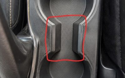 Wozu dient der seltsame Abstand zwischen den Getränkehaltern im Auto