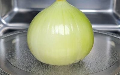 Schnell und beeindruckend: Braten Sie Zwiebeln in der Mikrowelle und beeindrucken Sie Ihre Gäste.