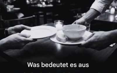 Was die Psychologie darüber verrät, wenn jemand dem Kellner beim Abräumen des Tisches hilft.