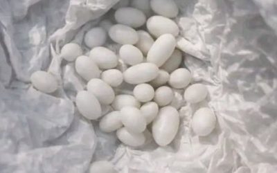 Eine Frau stopft eine Plastiktüte mit Füllwatte und hängt Kristallperlen daran. Dieser Türdeko-Trick ist gerade total angesagt.