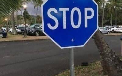 Gestern stießen wir auf dieses blaue Stoppschild. Unser Nachbar meinte, dass es anscheinend, weil es blau ist, etwas anderes bedeutet.