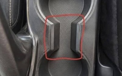 Wozu dient dieser seltsame Spalt zwischen den Getränkehaltern im Auto?