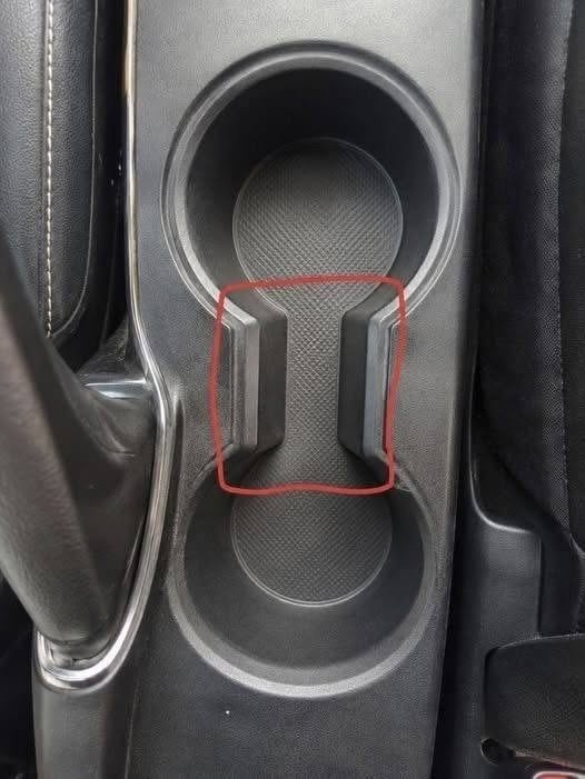 Wozu dient dieser seltsame Spalt zwischen den Getränkehaltern im Auto?