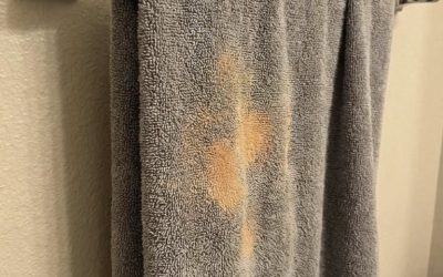 Warum Ihre Handtücher Orangentainer bekommen, die nicht ausgewaschen werden