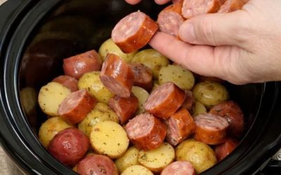 Geben Sie in Scheiben geschnittene Kielbasa zusammen mit 3 einfachen Zutaten über rohe Babykartoffeln in den Schongarer für ein herzhaftes Abendessen unter der Woche, das schneller verschwindet als