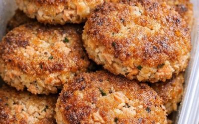 Einfache Lachsfrikadellen mit niedrigem Kohlenhydratgehalt und nur 3 Zutaten (Gesundes, proteinreiches Abendessen)