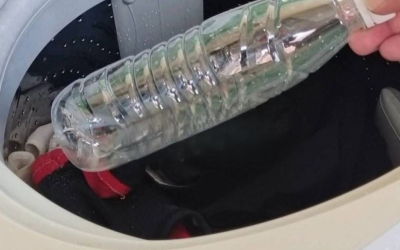 Genialer Wäschetrick: Warum das Hineinlegen einer leeren Plastikflasche in die Waschmaschine Zeit und Mühe sparen kann