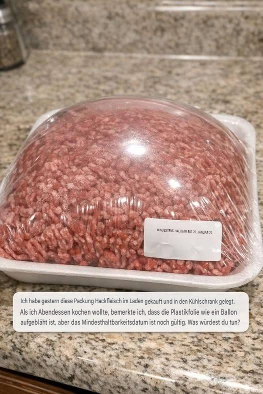 Ich habe gestern diese Packung Hackfleisch im Supermarkt gekauft und in den Kühlschrank gelegt. Als ich Abendessen kochen wollte, bemerkte ich, dass die Plastikfolie wie ein Ballon aufgebläht war, obwohl das Mindesthaltbarkeitsdatum noch in Ordnung ist.