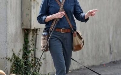 Kaum zu glauben, aber in den 70ern war jeder Mann in diese Frau verknallt. Sie war das schönste Mädchen in den ganzen USA! Heute ist sie aber kaum wiederzuerkennen, wie ihr seht. 😟 Wisst ihr, wer sie ist? Ihr werdet es sofort erkennen, wenn ihr sie jung seht. Schaut in die Kommentare
