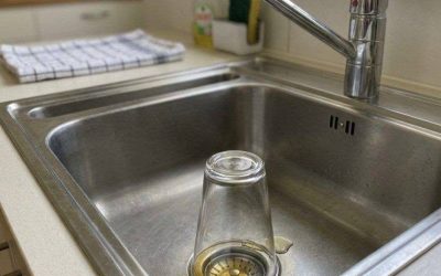 Der Trick mit dem Glas im Spülbecken: Warum Sie ihn anwenden sollten, bevor Sie das Haus verlassen