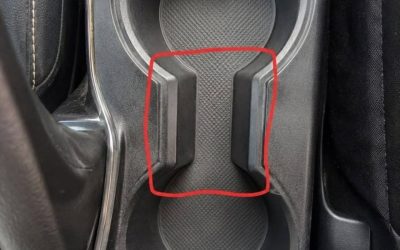 Wozu dient der seltsame Abstand zwischen den Getränkehaltern im Auto?