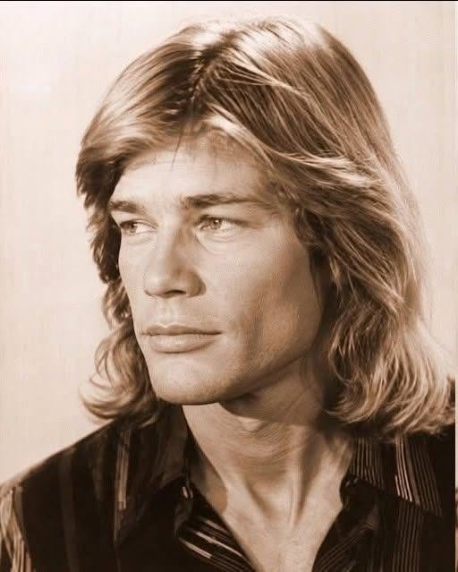 Erkennen Sie ihn? Diese seltene Aufnahme zeigt einen jungen Hollywood-Schwarm, lange bevor er durch Ruhm berühmt wurde.