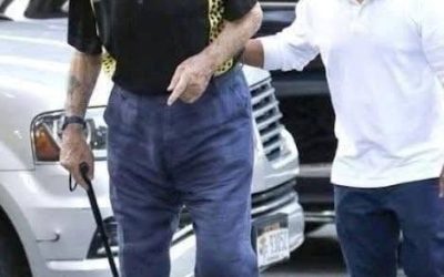 Können Sie erraten, wer es ist? Der legendäre Schauspieler wurde bei einem Spaziergang durch New York gesichtet und wirkt mit seinen 87 Jahren bemerkenswert gebrechlich. Einst wurde er für sein immenses Charisma, seine Stärke und seine ikonischen Filmrollen gefeiert.