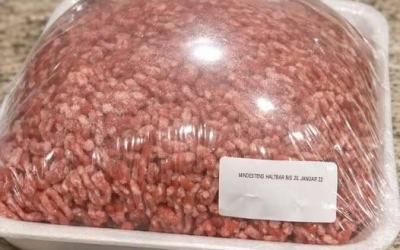 Ich habe gestern diese Packung Hackfleisch im Supermarkt gekauft und in den Kühlschrank gelegt. Als ich Abendessen kochen wollte, bemerkte ich, dass die Plastikfolie wie ein Ballon aufgebläht war, obwohl das Mindesthaltbarkeitsdatum noch in Ordnung ist.