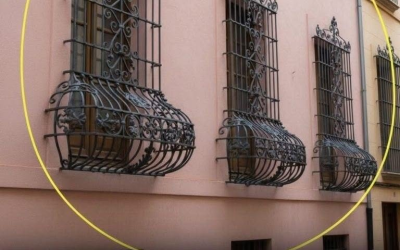 Warum sind manche Fenstergitter unten gebogen?